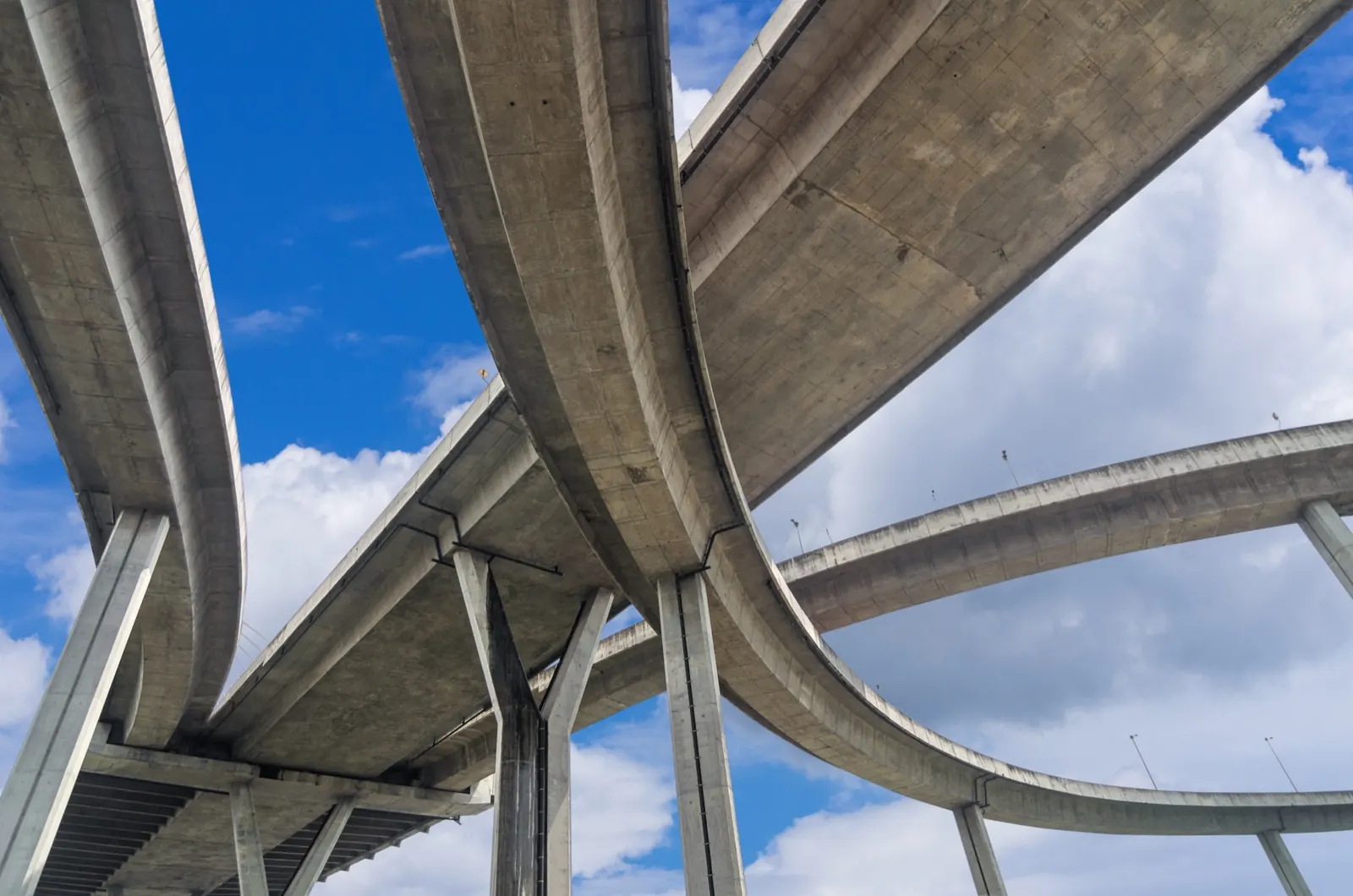 Viaductos de hormigón armado vistos desde abajo contra el cielo
