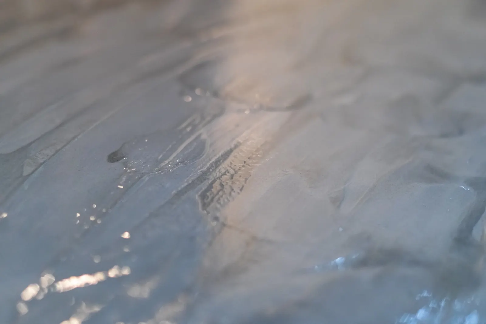 Superficie de mortero fresco recién extendido, todavía brillante por el agua de amasado