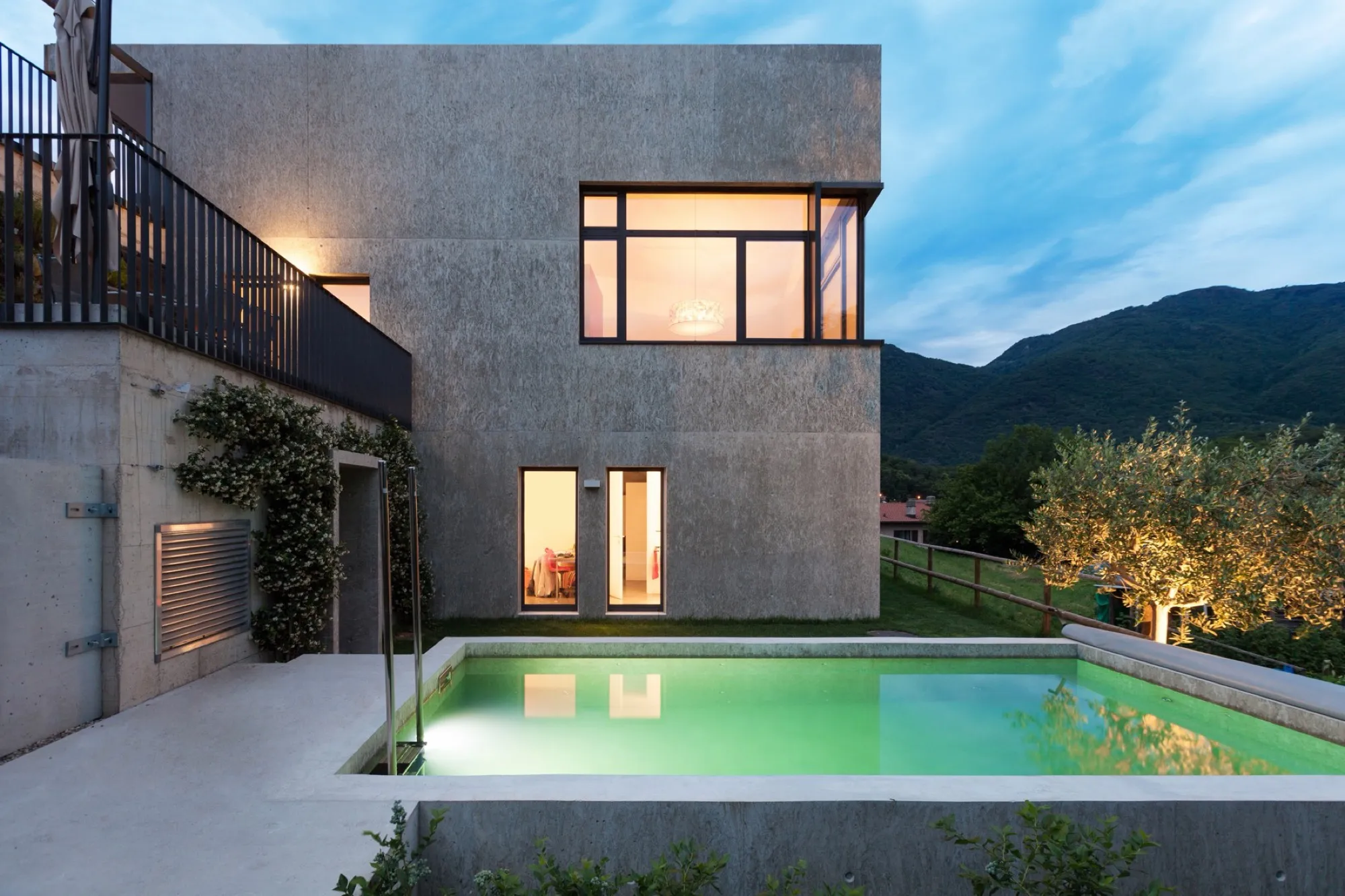 Vivienda: fachada y piscina